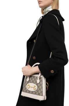 Женская сумка gg 1955 horsebit GUCCI белого цвета, арт. 640716/92TCG | Фото 5 (Сумки-технические: Сумки top-handle, Сумки через плечо; Ремень/цепочка: На ремешке; Материал: Экокожа, Текстиль; Размер: small; Материал сплава: Проставлено; Драгоценные камни: Проставлено; Нос: Не проставлено)