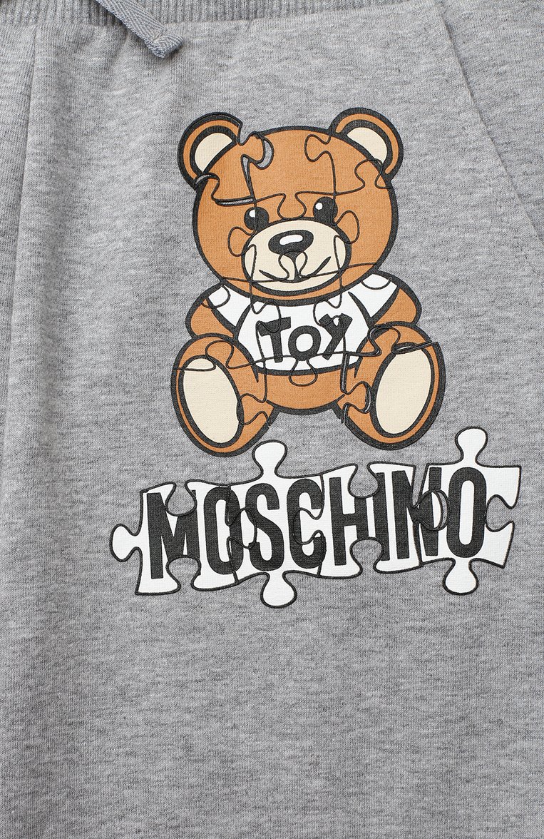Детские хлопковые джоггеры MOSCHINO серого цвета, арт. HUP040/LDA14/4A-8A | Фото 3 (Материал внешний: Хлопок; Девочки Кросс-КТ: Брюки-одежда, Джоггеры-одежда, Брюки-спорт; Тематический товар: Teddy Bear; Нос: Не проставлено; Ростовка одежда: 5 лет | 110 см, 6 лет | 116 см, 8 лет | 128 см)