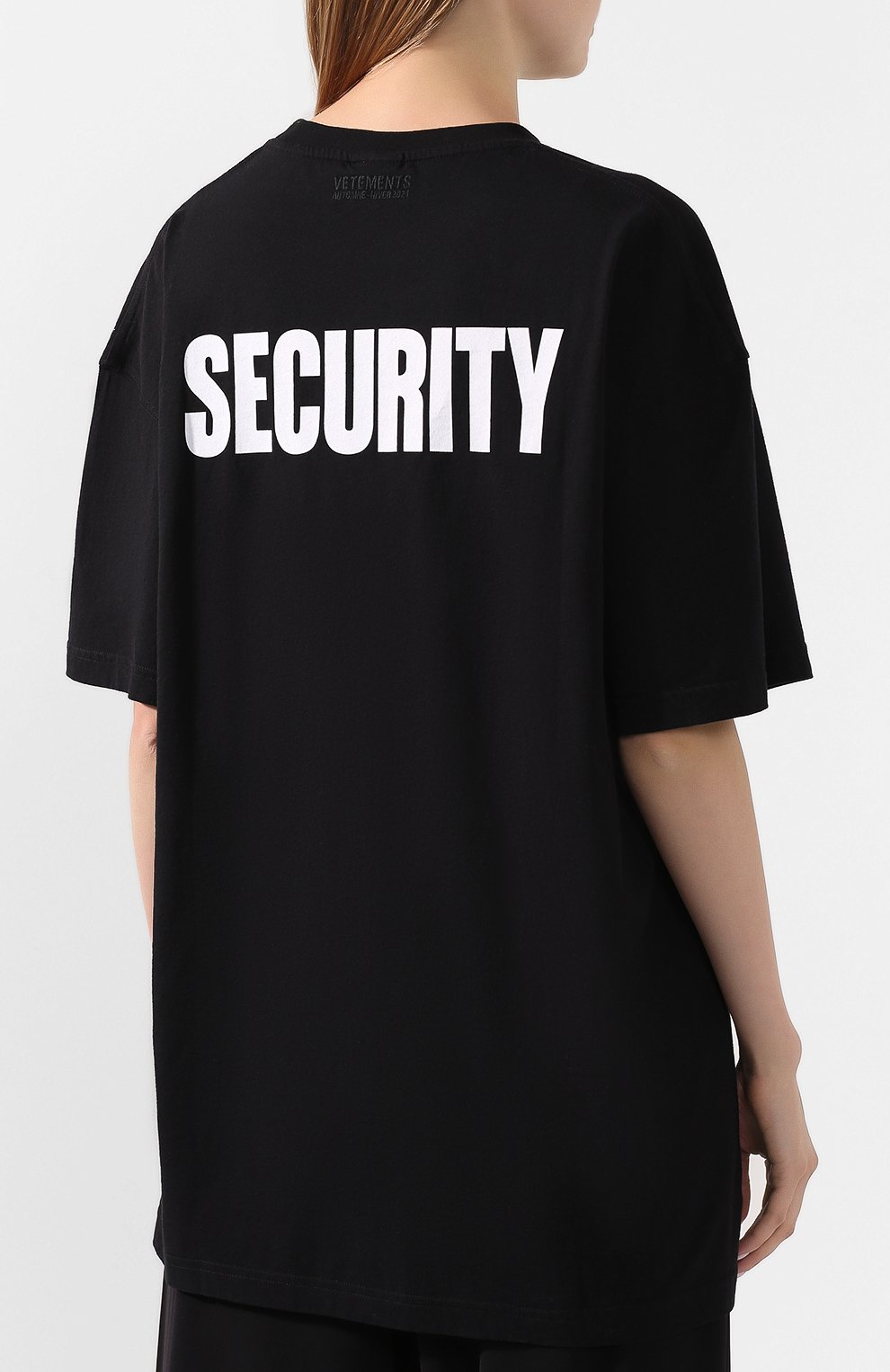 Хлопковая футболка VETEMENTS черного цвета по цене 25850 руб., арт. UAH21TR510 1600/W, фото 4 Хлопковая футболка VETEMENTS, арт. UAH21TR510 1600/W, фото 4