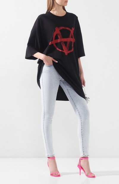Футболка VETEMENTS черного цвета по цене 21150 руб., арт. SS20TR297 1621/W/BLACK/RED, фото 2 Футболка VETEMENTS, арт. SS20TR297 1621/W/BLACK/RED, фото 2