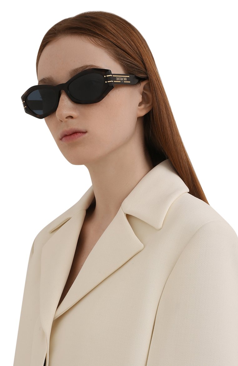 Женские солнцезащитные очки DIOR EYEWEAR темно-коричневого цвета, арт. DI0RSIGNATURE B1U 20B0 | Фото 2 (Тип очков: С/з; Re-sync: On; Нос: Не проставлено; Региональные ограничения белый список (Axapta Mercury): Не проставлено; Материал: Пластик; Очки форма: Cat-eye; Оптика Гендер: оптика-женское)