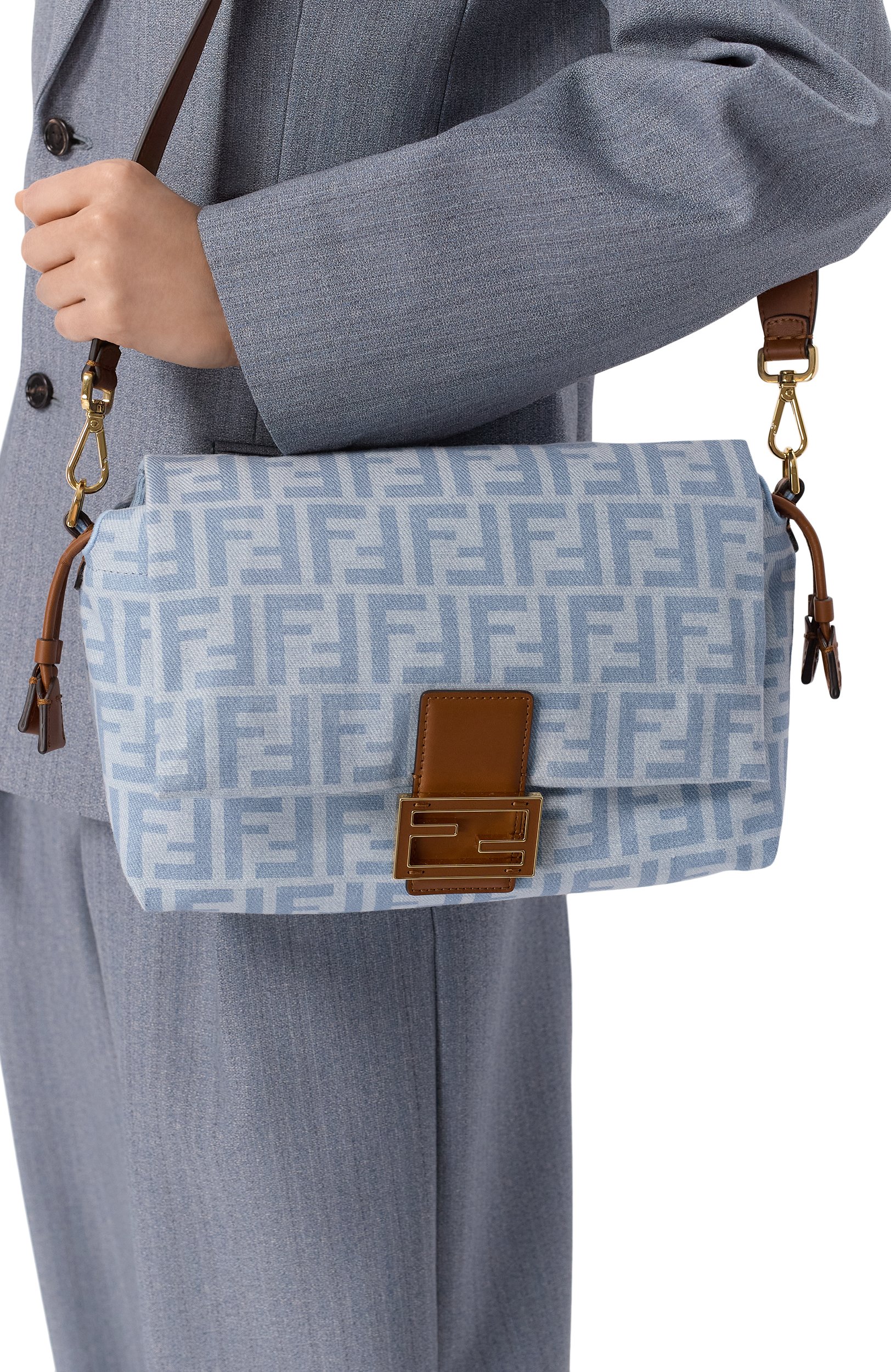 Сумка mamma medium FENDI голубого цвета по цене 416000 руб., арт. 8BR833/AY6Q, фото 2 Сумка mamma medium FENDI, арт. 8BR833/AY6Q, фото 2