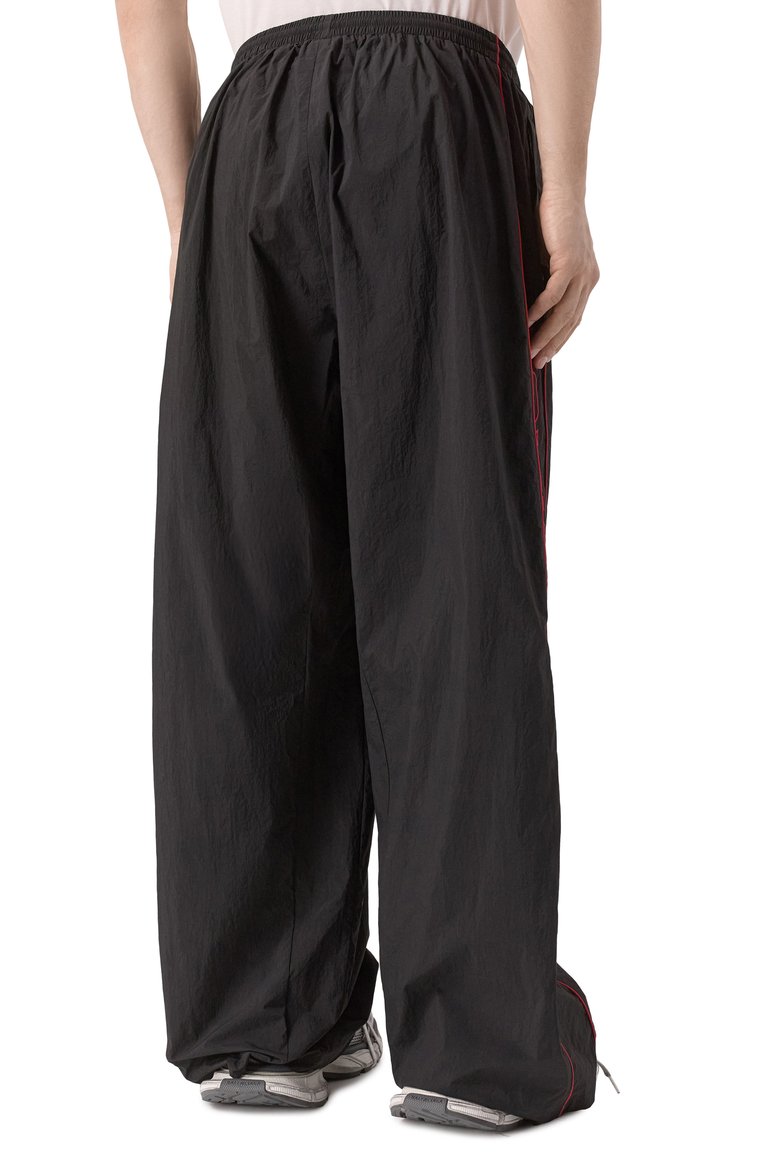 Мужские брюки BALENCIAGA черного цвета, арт. 814573/TR032 | Фото 4 (Длина (брюки, джинсы): Стандартные; Материал внешний: Синтетический материал; Случай: Повседневный; Стили: Кэжуэл; Автоматизация ТО: Проставлено; Автоматизация состава: Проставлено)