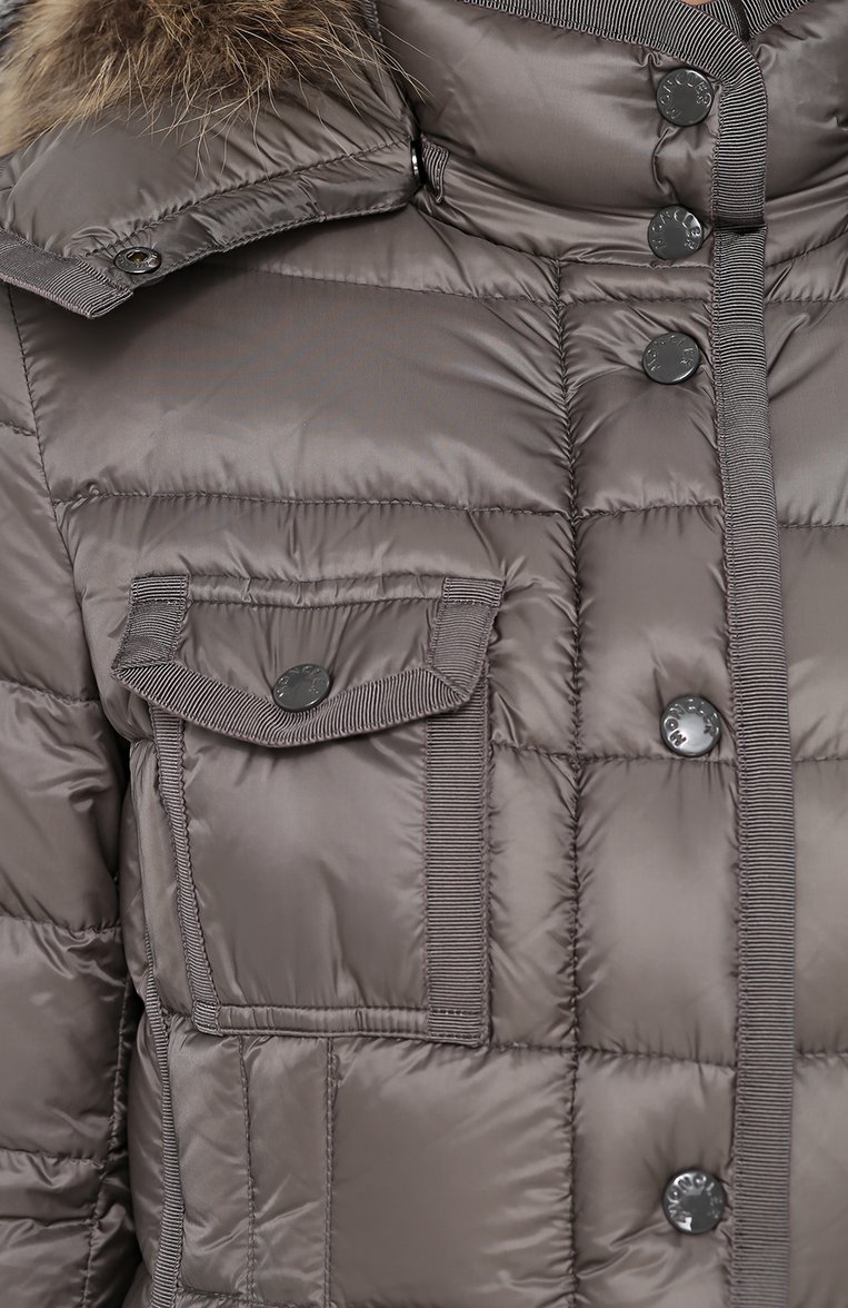 Женский приталенный стеганый пуховик с меховой отделкой капюшона MONCLER серого цвета, арт. C2-093-49900-15-53048 | Фото 5 (Материал внешний: Синтетический материал, Пух и перо; Материал подклада: Синтетический материал; Длина (верхняя одежда): До середины бедра; Рукава: Длинные; Кросс-КТ: Пуховик; Драгоценные камни: Проставлено; Материал сплава: Проставлено)