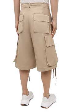 Мужские хлопковые шорты 2 moncler 1952 MONCLER GENIUS бежевого цвета, арт. G1-092-2B703-00-5499M | Фото 4 (Материал внешний: Хлопок; Длина Шорты М: Ниже колена; Мужское Кро�сс-КТ: Шорты-одежда; Принт: Без принта; Стили: Гранж; Силуэт М (брюки): Карго; Случай: Повседневный; Драгоценные камни: Проставлено; Материал сплава: Проставлено)