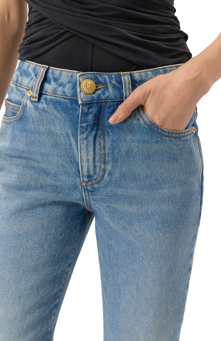 Женские джинсы BALMAIN голубого цвета, арт. EF1MJ130/DF24 | Фото 5 (Длина (брюки, джинсы): Стандартные; Драгоценные камни: Проставлено; Материал сплава: Проставлено; Детали: Делаве; Стили: Кэжуэл; Материал внешний: Деним, Хлопок; Силуэт Ж (брюки и джинсы): Расклешенные; Кросс-КТ: Деним)