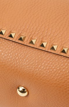 Женская сумка-тоут rockstud medium VALENTINO светло-коричневого цвета, арт. 5W2B0970/VSF | Фото 3 (Размер: medium; Ремень/цепочка: На ремешке; Материал: Натуральная кожа)