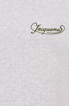 Женская хлопковая футболка JACQUEMUS светло-серого цвета, арт. 25E251JS216 | Фото 6 (Материал внешний: Хлопок; Длина (для топов): Стандартные; Рукава: Короткие; Принт: С принтом; Женское Кросс-КТ: Футболка-одежда; Стили: Кэжуэл; Автоматизация состава: Проставлено; Автоматизация ТО: Проставлено)