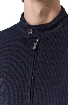 Мужской бомбер EMPORIO ARMANI темно-синего цвета, арт. EM000185/TE13908 | Фото 5 (Рукава: Длинные; Материал сплава: Проставлено; Драгоценные камни: Проставлено; Материал подклада: Синтетический материал; Длина (верхняя одежда): Короткие; Кросс-КТ: бомбер, Легкие; Принт: Без принта; Мужское Кросс-КТ: шерсть и кашемир; Стили: Кэжуэл)