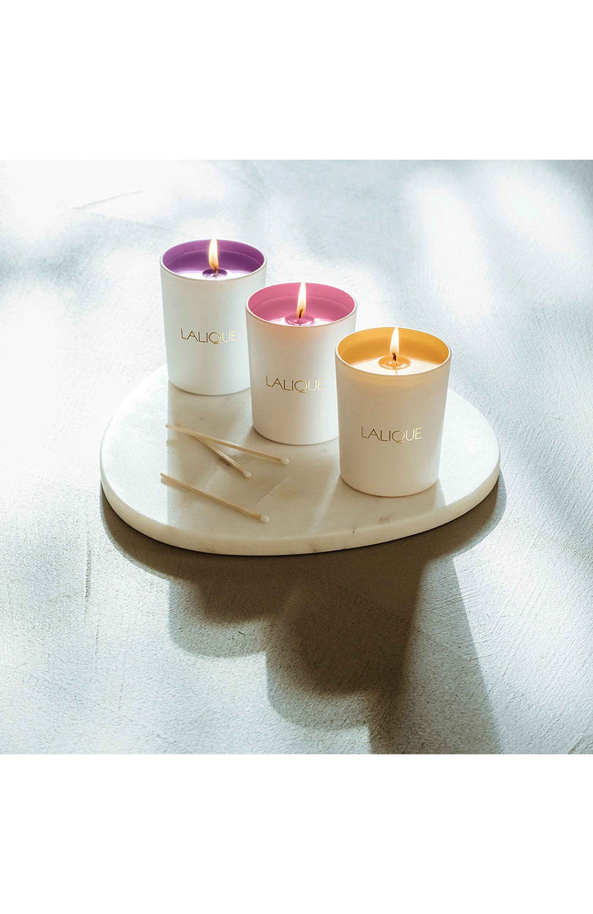 Свеча в стакане electric purple LALIQUE белого цвета по цене 12300 руб., арт. BFFB10181, фото 3 Свеча в стакане electric purple LALIQUE, арт. BFFB10181, фото 3