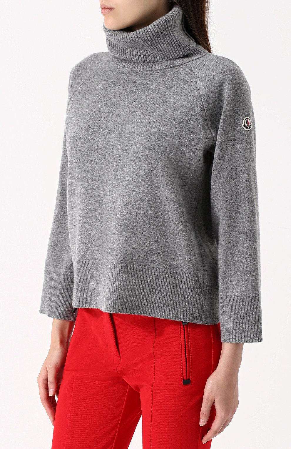 Шерстяной свитер с высоким воротником MONCLER светло-серого цвета по цене 34500 руб., арт. C2-093-92907-30-98145, фото 3 Шерстяной свитер с высоким воротником MONCLER, арт. C2-093-92907-30-98145, фото 3