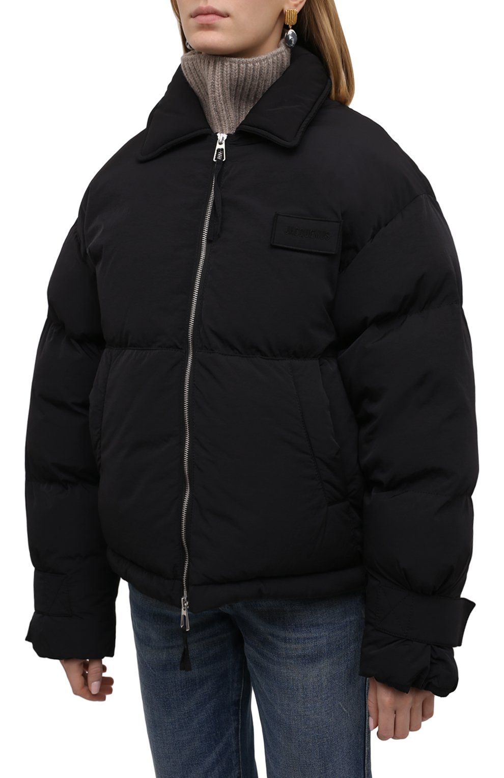 Пуховик JACQUEMUS черного цвета по цене 144000 руб., арт. 213BL003-1320, фото 3 Пуховик JACQUEMUS, арт. 213BL003-1320, фото 3
