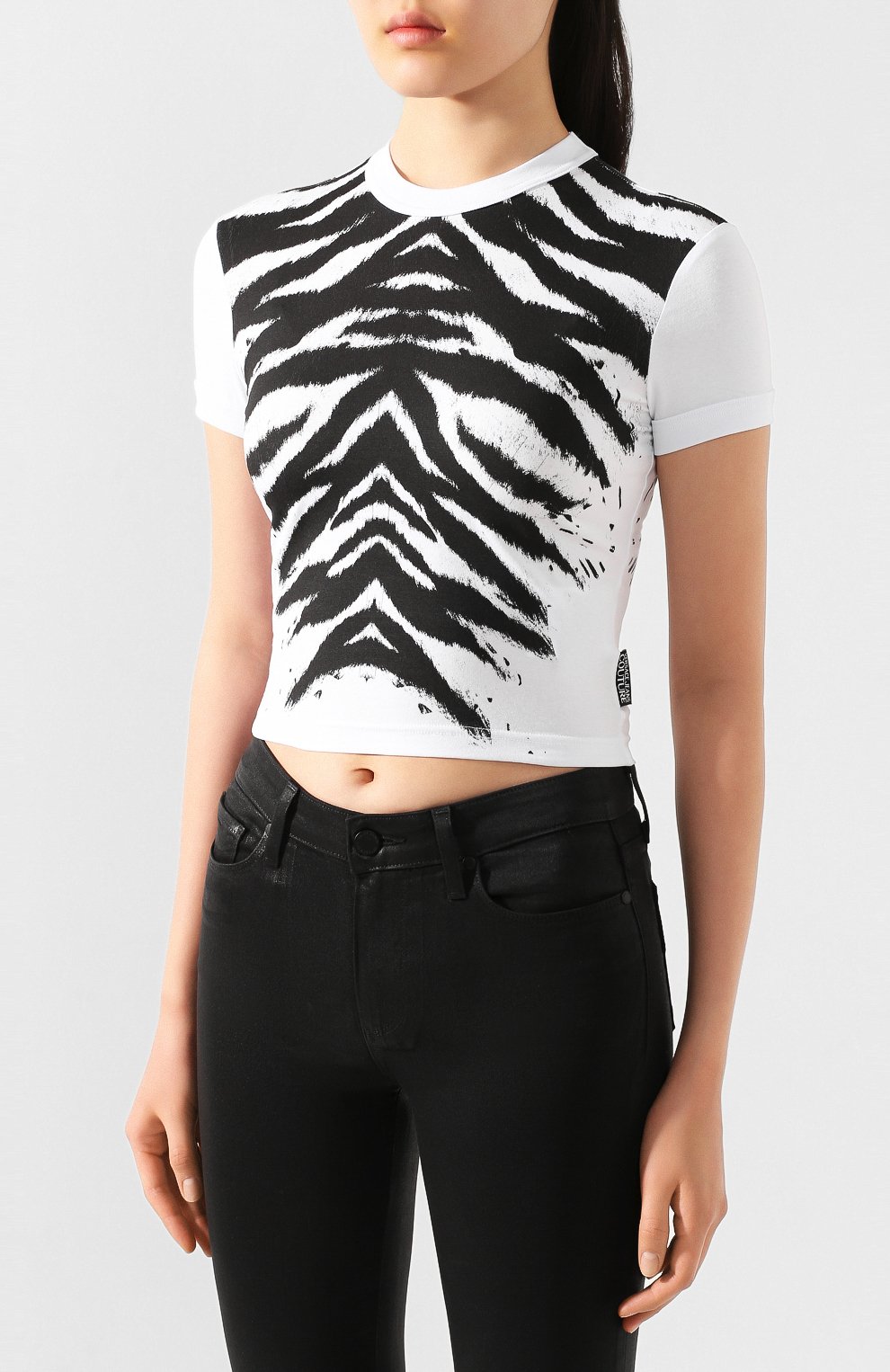Хлопковая футболка VERSACE JEANS COUTURE черно-белого цвета по цене 8995 руб., арт. B2HVB7T1-VDM602 38/36620, фото 3 Хлопковая футболка VERSACE JEANS COUTURE, арт. B2HVB7T1-VDM602 38/36620, фото 3