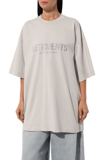 Хлопковая футболка VETEMENTS светло-серого цвета по цене 74350 руб., арт. UA65TR250M, фото 3 Хлопковая футболка VETEMENTS, арт. UA65TR250M, фото 3