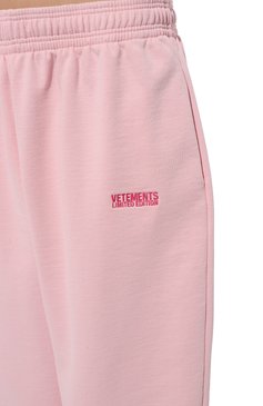 Женские хлопковые джоггеры VETEMENTS розового цвета, арт. UE64SP600P | Фото 5 (Длина (брюки, джинсы): Стандартные; Женское Кросс-КТ: Брюки-одежда, Джоггеры - брюки; Силуэт Ж (брюки и джинсы): Джоггеры; Стили: Гранж; Материал сплава: Проставлено; Материал внешний: Хлопок; Драгоценные камни: Проставлено)