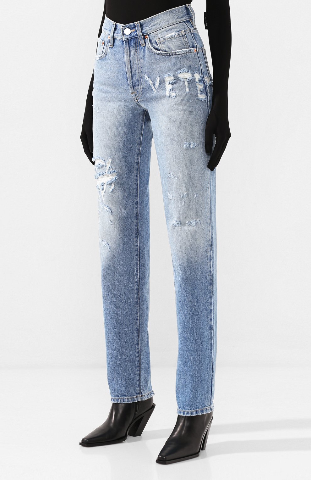 Джинсы с потертостями VETEMENTS голубого цвета по цене 95150 руб., арт. WAH20PA309, фото 3 Джинсы с потертостями VETEMENTS, арт. WAH20PA309, фото 3