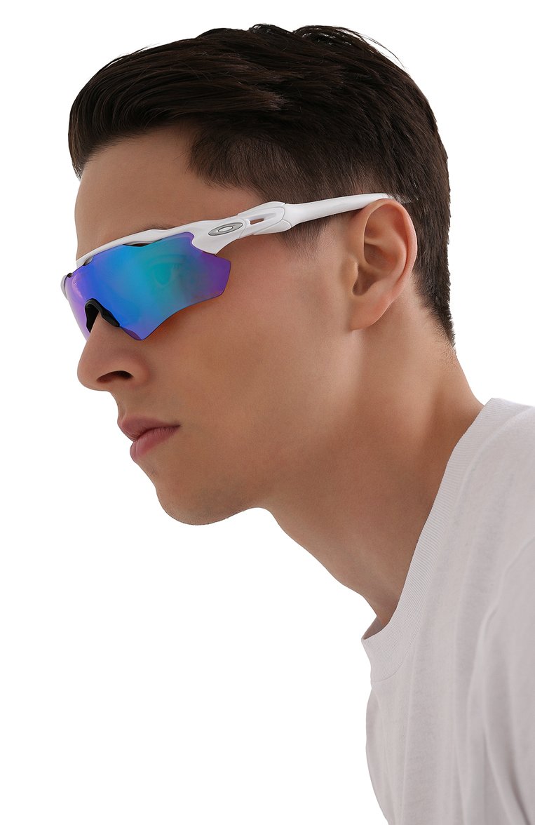 Женские солнцезащитные очки OAKLEY белого цвета, арт. 9208-9208A5 | Фото 2 (Кросс-КТ: С/з-унисекс; Региональные ограничения белый список (Axapta Mercury): Н�е проставлено, RU; Нос: Не проставлено; Материал: Пластик; Тип очков: С/з; Очки форма: Маска; Оптика Гендер: оптика-унисекс)