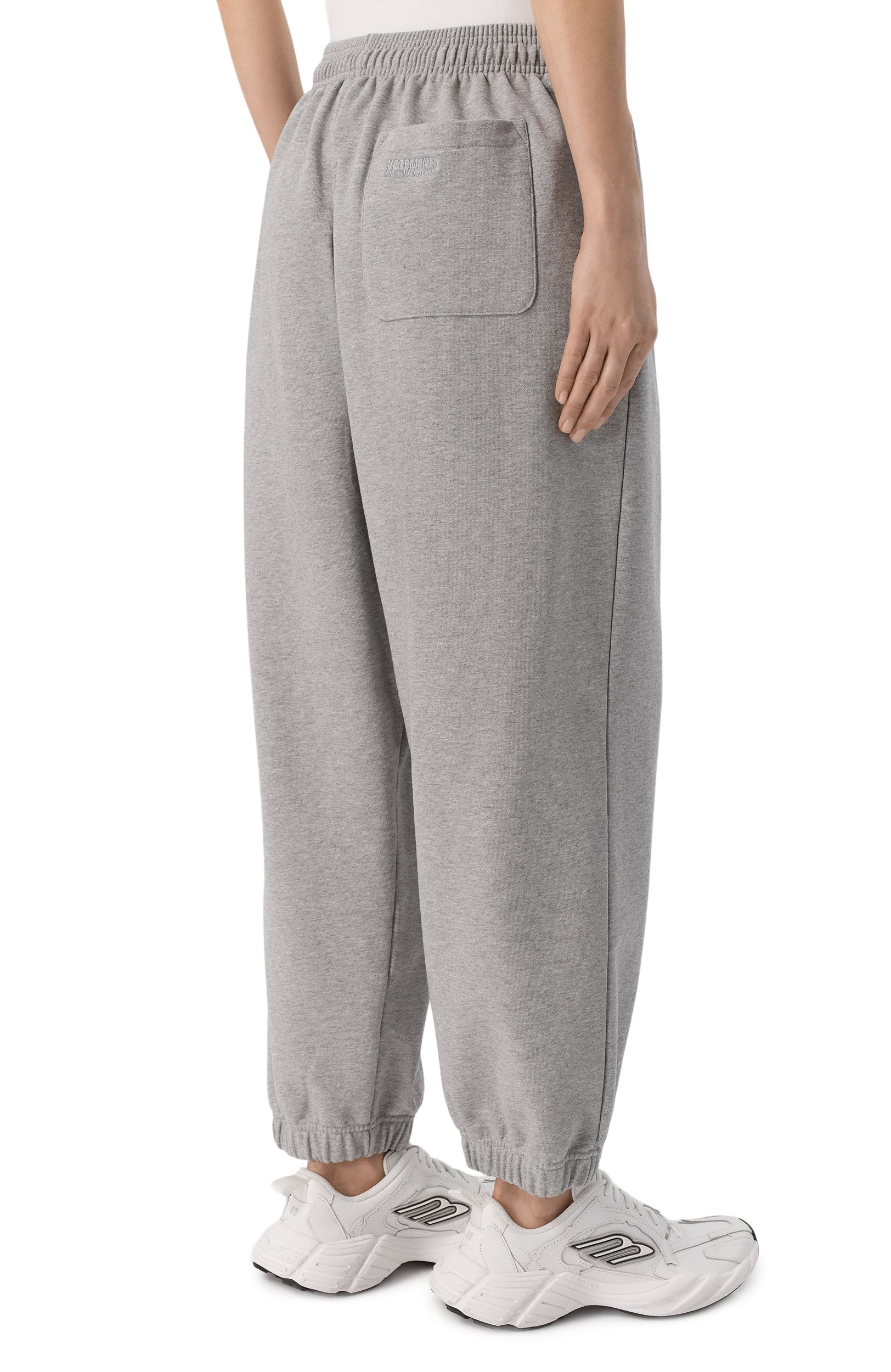 Хлопковые джоггеры vetements x champion VETEMENTS серого цвета по цене 109500 руб., арт. MH27SP225G, фото 4 Хлопковые джоггеры vetements x champion VETEMENTS, арт. MH27SP225G, фото 4