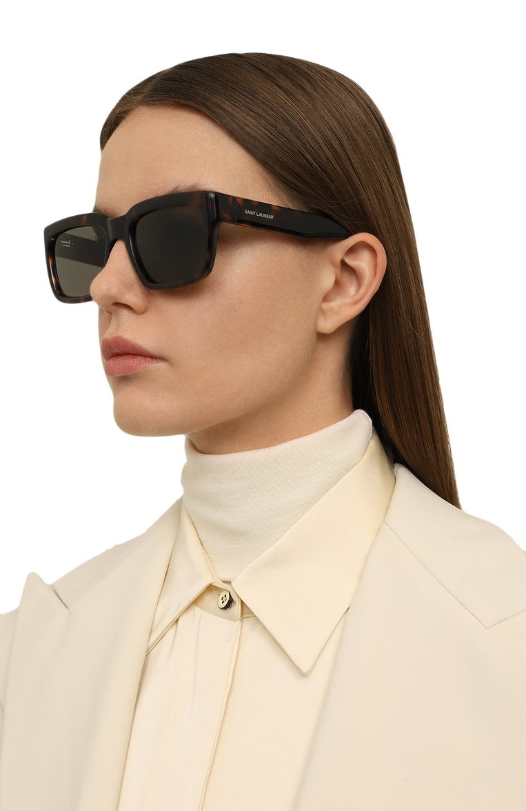 Женские солнцезащитные очки SAINT LAURENT коричневого цвета, арт. SL 615 002 | Фото 2 (Нос: Не проставлено; Региональные ограничения белый список (Axapta Mercury): Не проставлено; Материал: Пластик; Тип очков: С/з; Кросс-КТ: С/з-унисекс; Очки форма: Прямоугольные; Оптика Гендер: оптика-унисекс)