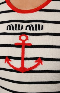 Женское хлопковое платье MIU MIU молочного цвета, арт. MMA711-1Y6F-F0009 | Фото 5 (Длина Ж (юбки, платья, шорты): Мини; Материал внешний: Хлопок; Стили: Кэжуэл; Кросс-КТ: Трикотаж; Случай: Повседневный; Женское Кросс-КТ: Платье-одежда; Драгоценные камни: Проставлено; Нос: Не проставлено; Материал сплава: Проставлено; Региональные ограничения белый список (Axapta Mercury): Не проставлено; Рукава: Без рукавов)