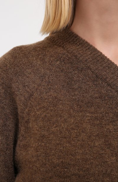 Свитер NANUSHKA коричневого цвета по цене 38950 руб., арт. CLET0_BR0WN_FLUFFY KNIT, фото 5 Свитер NANUSHKA, арт. CLET0_BR0WN_FLUFFY KNIT, фото 5