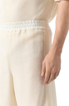 Мужские хлопковые шорты JIL SANDER кремового цвета, арт. J22MU0131/J20258 | Фото 5 (Материал сплава: Проставлено; Драгоценные камни: Проставлено; Длина Шорты М: Ниже колена; Принт: Без принта; Стили: Минимализм; Случай: Повседневный; Материал внешний: Хлопок)