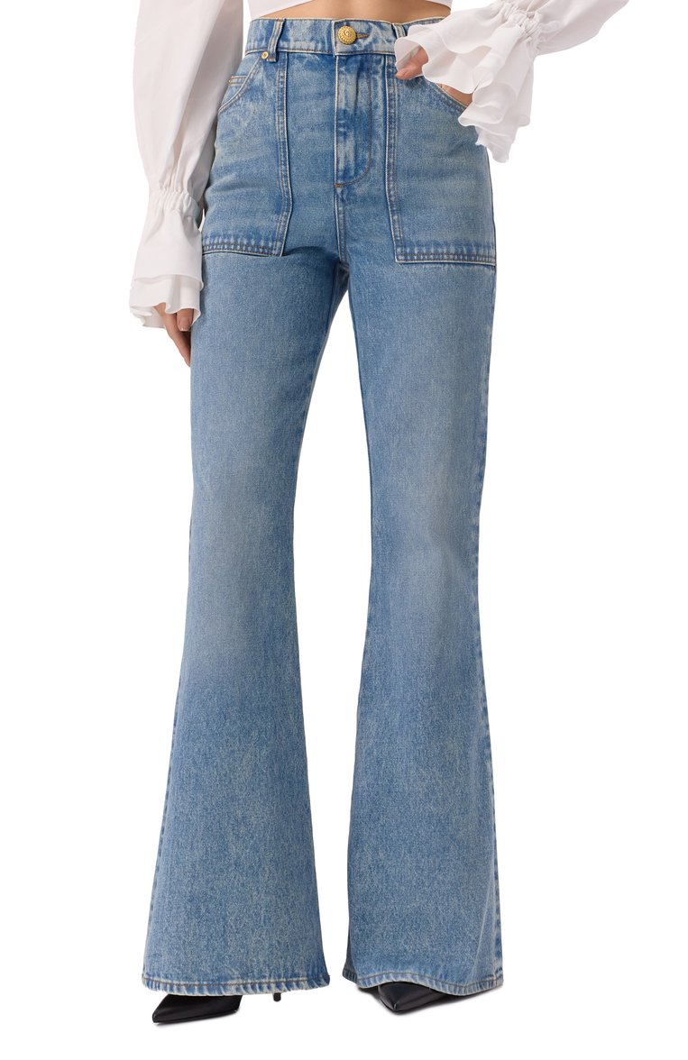 Женские джинсы BALMAIN голубого цвета, арт. EF1MJ115/DF24 | Фото 3 (Драгоценные камни: Проставлено; Длина (брюки, джинсы): Удлиненные; Материал сплава: Проставлено; Кросс-КТ: Деним; Материал внешний: Деним, Хлопок; Детали: Делаве; Стили: Кэжуэл; Силуэт Ж (брюки и джинсы): Расклешенные)