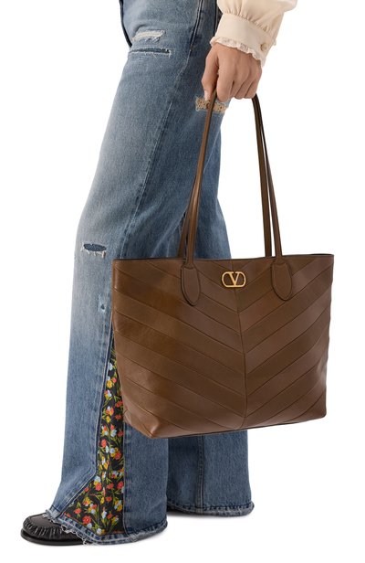 Сумка-тоут jean medium VALENTINO коричневого цвета по цене 360500 руб., арт. 9W2B0T79/KID, фото 2 Сумка-тоут jean medium VALENTINO, арт. 9W2B0T79/KID, фото 2