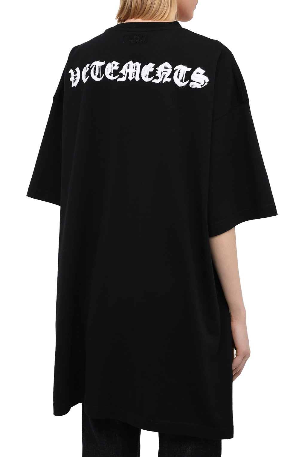 Хлопковая футболка VETEMENTS черного цвета по цене 45800 руб., арт. UE51TR640B 1600/W, фото 4 Хлопковая футболка VETEMENTS, арт. UE51TR640B 1600/W, фото 4