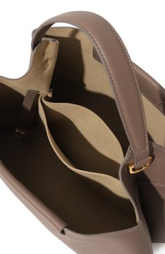 Женская сумка elieze medium REE PROJECTS бежевого цвета, арт. AW22/ELIEZMED1SC | Фото 5 (Ремень/цепочка: На ремешке; Сумки-технические: Сумки top-handle; Размер: medium; Материал: Натуральная кожа; Драгоценные камни: Проставлено; Материал сплава: Проставлено; Нос: Не проставлено; Региональные ограничения белый список (Axapta Mercury): Не проставлено)