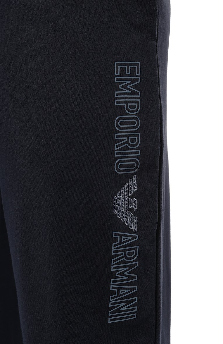 Мужские хлопковые джоггеры EMPORIO ARMANI темно-синего цвета, арт. 111690/4R566 | Фото 5 (Материал внешний: Хлопок; Драгоценные камни: Проставлено; Длина (брюки, джинсы): Стандартные; Материал сплава: Проставлено; Силуэт М (брюки): Джоггеры; Стили: Спорт-шик)