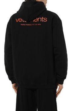 Мужской хлопковое худи VETEMENTS черного цвета, арт. UE64HD130B | Фото 4 (Рукава: Длинные; Длина (для топов): Стандартные; Принт: С принтом; Мужское Кросс-КТ: Худи-одежда; Материал сплава: Проставлено; Материал внешний: Хлопок; Драгоценные камни: Проставлено; Стили: Кэжуэл)