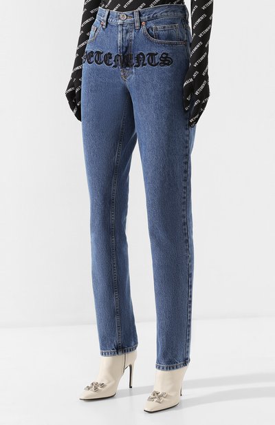 Джинсы VETEMENTS голубого цвета по цене 121000 руб., арт. SS20PA327 2801/W/BLUE, фото 3 Джинсы VETEMENTS, арт. SS20PA327 2801/W/BLUE, фото 3