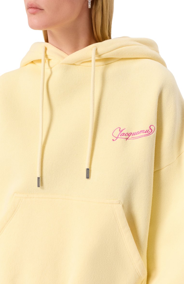 Женский хлопковое худи JACQUEMUS желтого цвета, арт. 25E251JS217 | Фото 5 (Материал внешний: Хлопок; Длина (для топов): Стандартные; Рукава: Длинные; Стили: Кэжуэл; Женское Кросс-КТ: Худи-одежда)