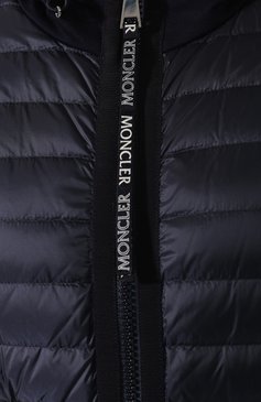 Женская куртка MONCLER темно-синего цвета, арт. E1-093-84598-00-V8001 | Фото 5 (Материал подклада: Синтетический материал; Материал утеплителя: Пух и перо; Статус проверки: Проверена категория, Проверено; Длина (верхняя одежда): Короткие; Рукава: Длинные; Женское Кросс-КТ: П�уховик-куртка; Кросс-КТ: Куртка, Утепленные; Материал внешний: Синтетический материал; Драгоценные камни: Проставлено; Материал сплава: Проверено, Проставлено)