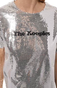 Женская футболка с отделкой пайетками THE KOOPLES серебряного цвета, арт. FTSC29036K | Фото 5 (Рукава: Короткие; Материал сплава: Проставлено; Длина (для топов): Стандартные; Драгоценные камни: Проставлено; Стили: Гламурный; Принт: С принтом)