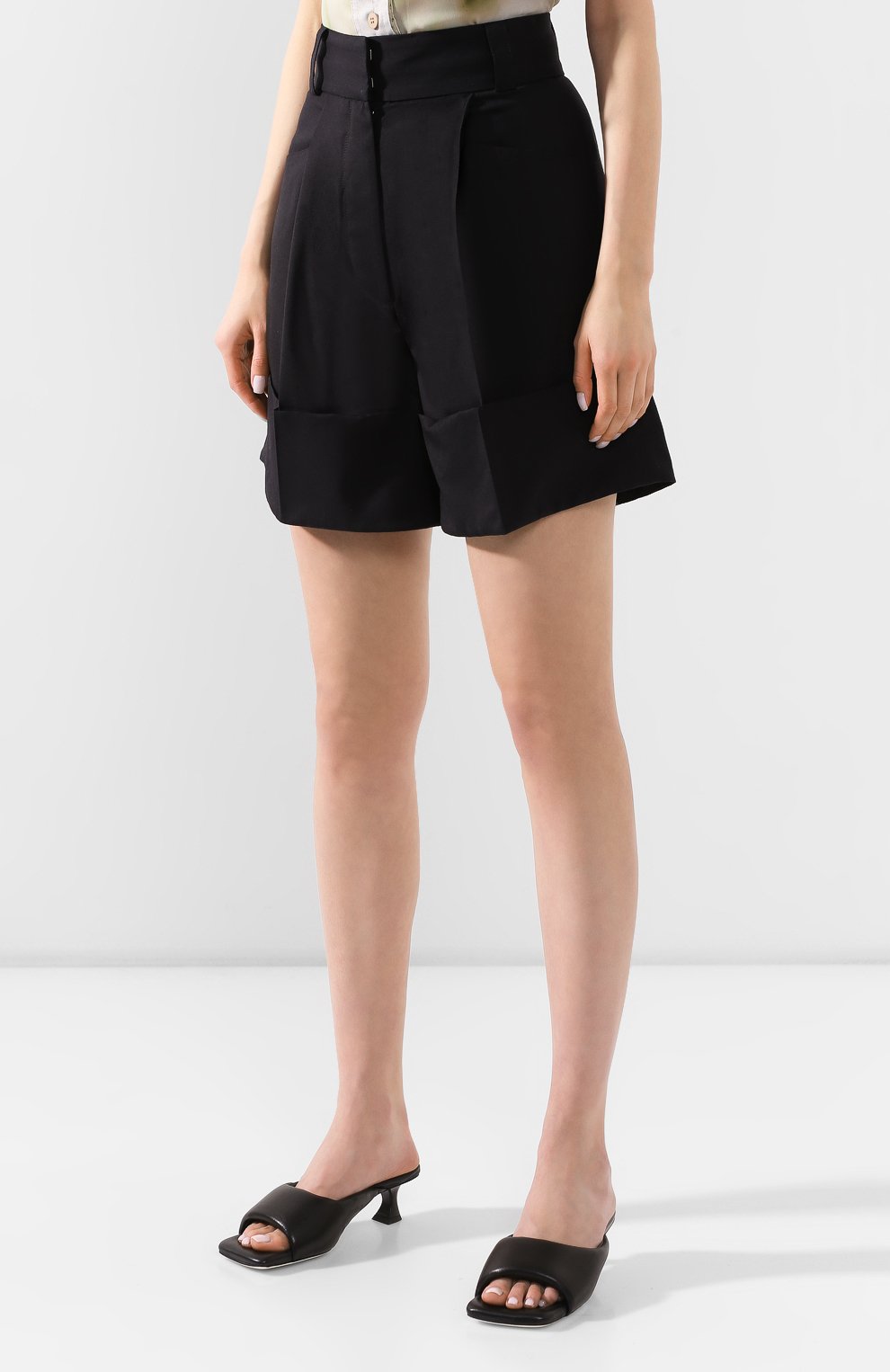 Шерстяные шорты LOW CLASSIC темно-синего цвета по цене 39200 руб., арт. L0W20SS_PT16NV, фото 3 Шерстяные шорты LOW CLASSIC, арт. L0W20SS_PT16NV, фото 3