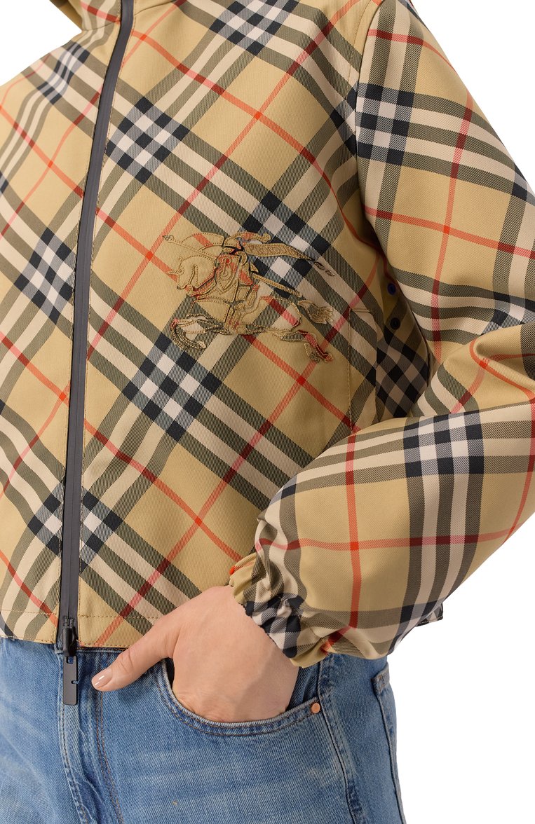 Женская двусторонняя куртка BURBERRY бежевого цвета, арт. 8087229 | Фото 5 (Рукава: Длинные; Материал подклада: Синтетический материал; Длина (верхняя одежда): Короткие; Материал внешний: Синтетический материал; Кросс-КТ: Куртка, Легкие; Стили: Кэжуэл)