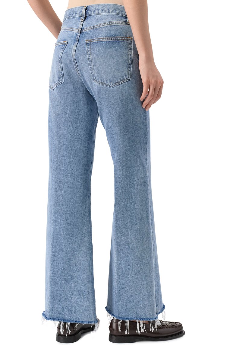 Женские джинсы the lax FRAME DENIM голубого цвета, арт. 3003RF210 | Фото 4 (Длина (брюки, джинсы): �Стандартные; Автоматизация ТО: Проставлено; Автоматизация состава: Проставлено; Материал внешний: Хлопок, Деним; Детали: Делаве, Бахрома; Кросс-КТ: Деним; Силуэт Ж (брюки и джинсы): Расклешенные; Стили: Кэжуэл)