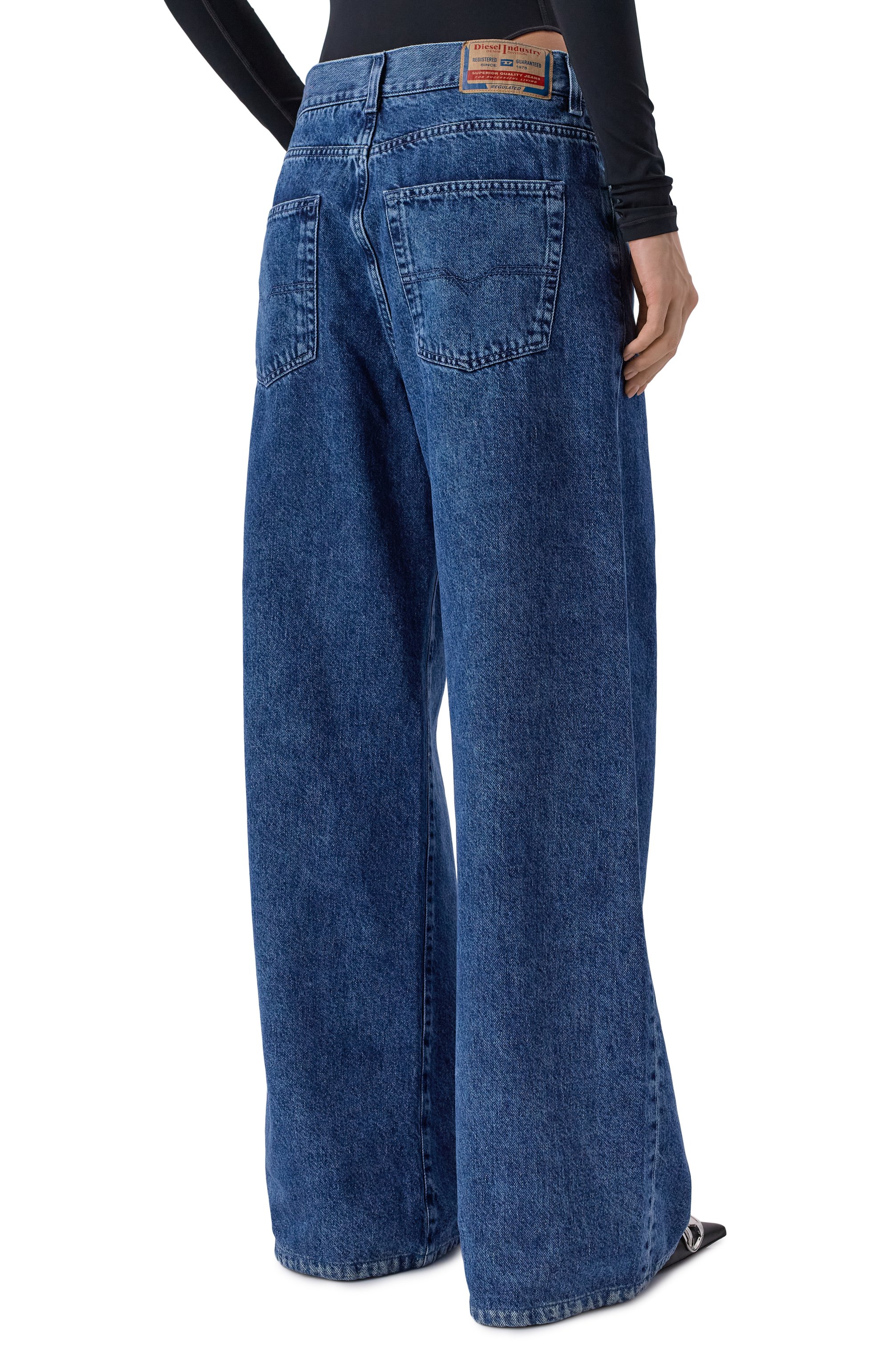 Джинсы 1996 d-sire DIESEL синего цвета по цене 48800 руб., арт. A21717/0ADCD, фото 4 Джинсы 1996 d-sire DIESEL, арт. A21717/0ADCD, фото 4