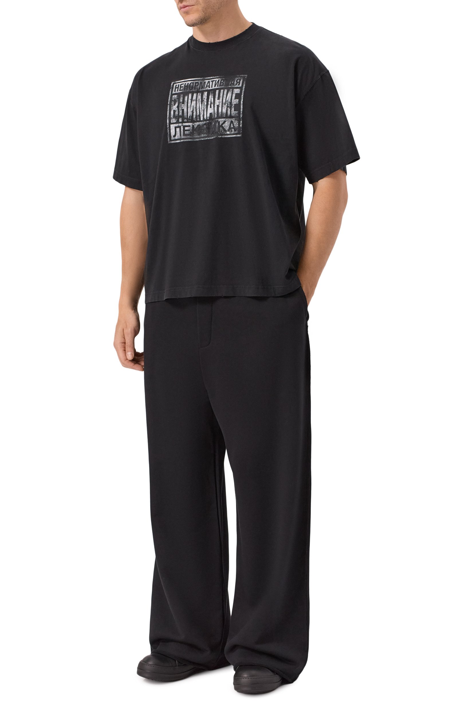 Хлопковая футболка VETEMENTS черного цвета по цене 76200 руб., арт. MH27TR230B, фото 2 Хлопковая футболка VETEMENTS, арт. MH27TR230B, фото 2