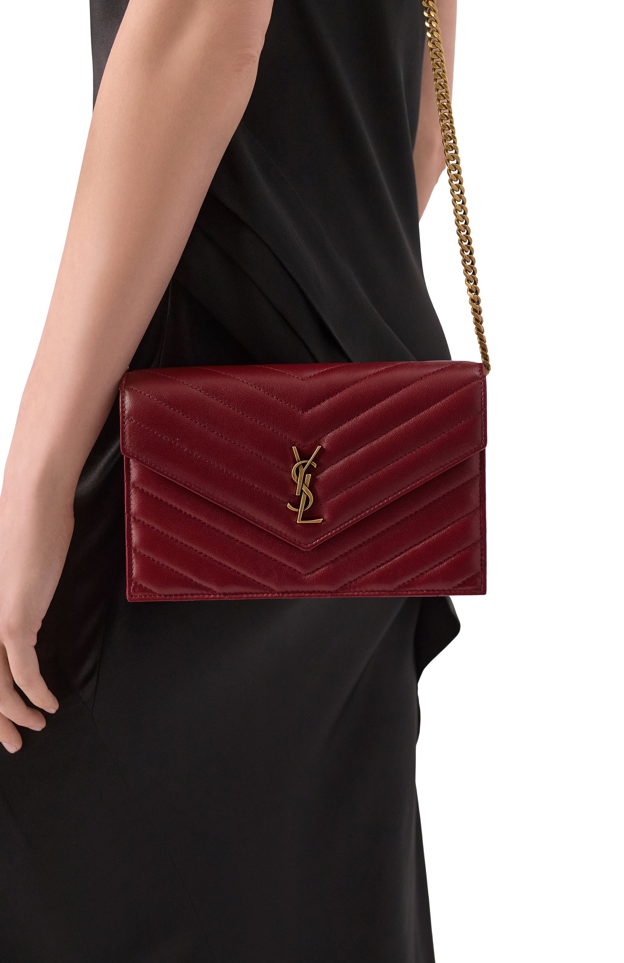 Сумка cassandre SAINT LAURENT красного цвета по цене 185000 руб., арт. 863762/AAEAX, фото 2 Сумка cassandre SAINT LAURENT, арт. 863762/AAEAX, фото 2