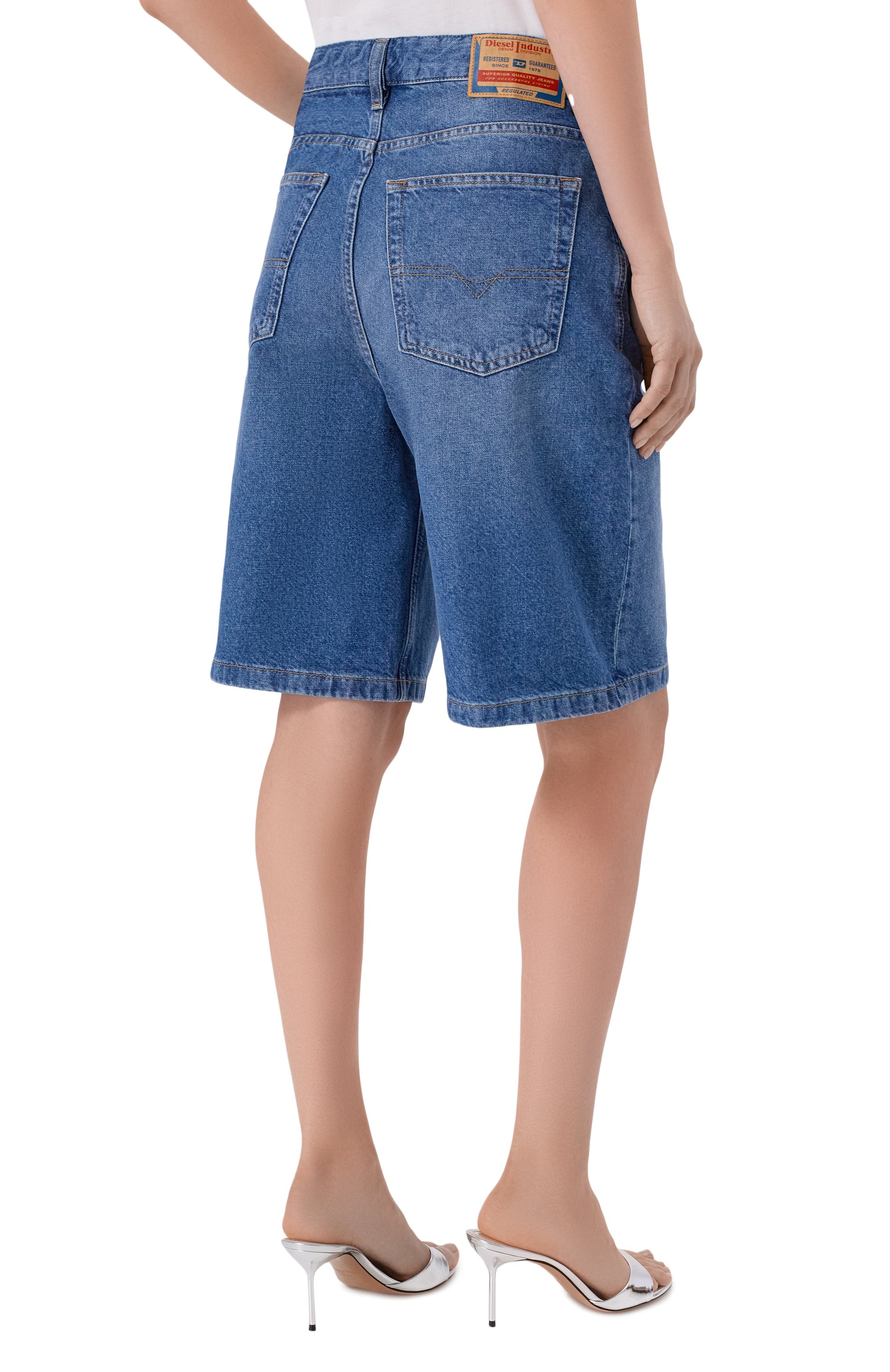 Джинсовые шорты DIESEL синего цвета по цене 18550 руб., арт. A14051/0ADBW, фото 4 Джинсовые шорты DIESEL, арт. A14051/0ADBW, фото 4