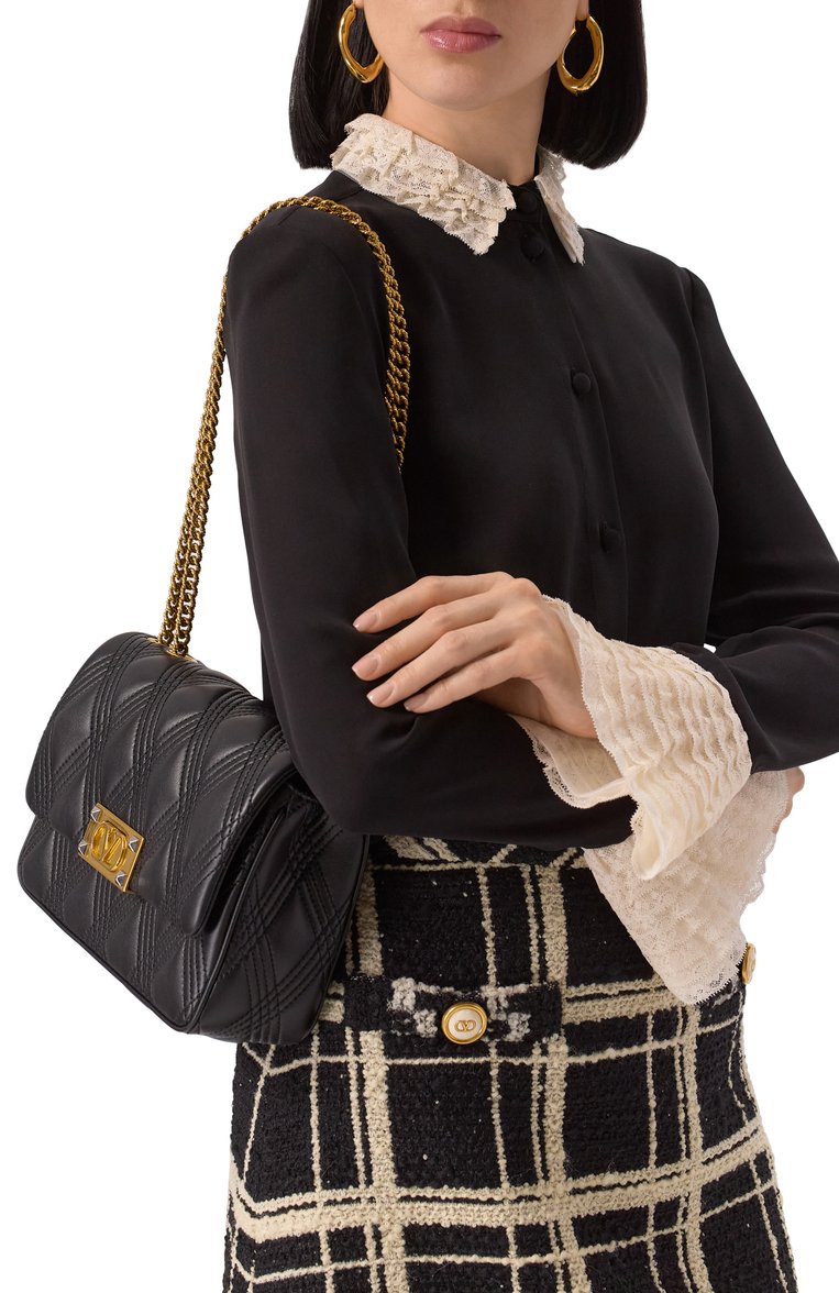 Женская сумка quiltie 67 medium VALENTINO черного цвета, арт. 6W2B0R07/XCA | Фото 2 (Материал сплава: Проставлено; Размер: medium; Материал: Натуральная кожа; Ремень/цепочка: На ремешке; Драгоценные камни: Проставлено)