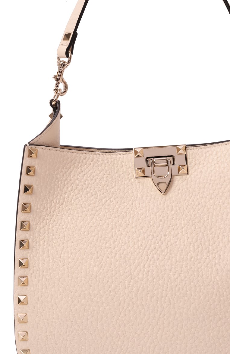 Женская сумка rockstud VALENTINO кремового цвета, арт. 6W2B0N04/TIH | Фото 3 (Драгоценные камни: Проставлено; Ремень/цепочка: На ремешке; Материал сплава: Проставлено; Размер: medium; Материал: Натуральная кожа)