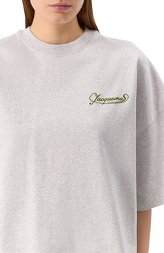 Женская хлопковая футболка JACQUEMUS светло-серого цвета, арт. 25E251JS216 | Фото 5 (Материал внешний: Хлопок; Длина (для топов): Стандартные; Рукава: Короткие; Принт: С принтом; Женское Кросс-КТ: Футболка-одежда; Стили: Кэжуэл; Автоматизация состава: Проставлено; Автоматизация ТО: Проставлено)
