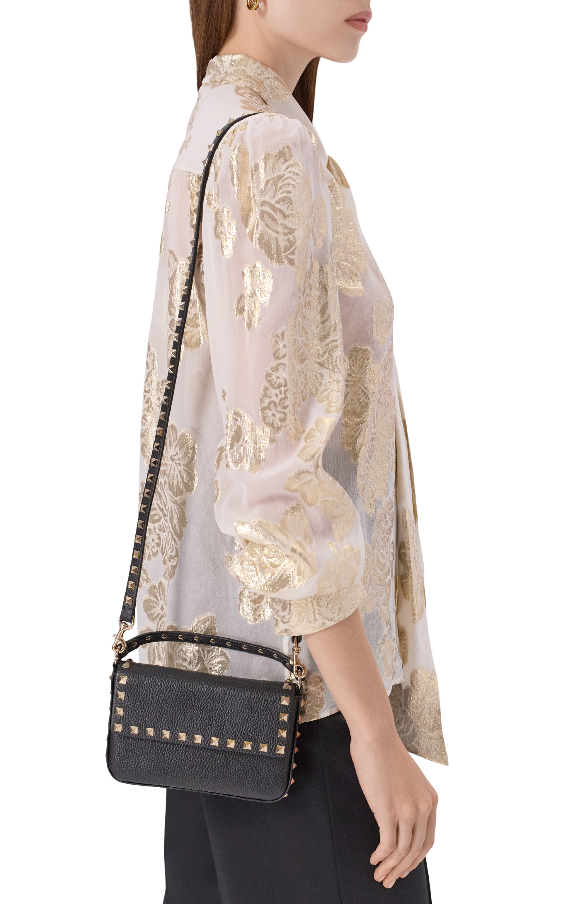 Сумка rockstud VALENTINO черного цвета по цене 117500 руб., арт. 7W2P0W07/VSH/C0L0R, фото 2 Сумка rockstud VALENTINO, арт. 7W2P0W07/VSH/C0L0R, фото 2