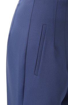 Женские брюки IN THE MOOD FOR LOVE синего цвета, арт. RS2500400004 | Фото 6 (Материал сплава: Проставлено; Драгоценные камни: Проставлено; Кросс-КТ: костюм; Стили: Кэжуэл; Длина (брюки, джинсы): Укороченные; Силуэт Ж (брюки и джинсы): Прямые; Женское Кросс-КТ: Брюки-одежда; Материал внешний: Синтетический материал)