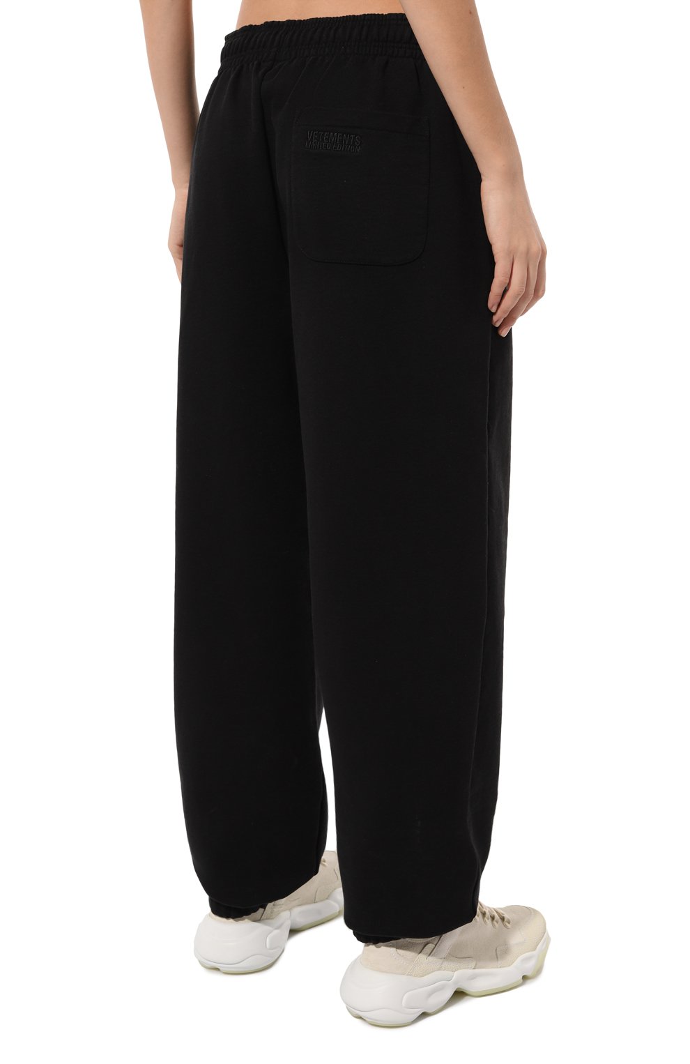 Хлопковые джоггеры VETEMENTS черного цвета по цене 87800 руб., арт. UE64SP400B, фото 4 Хлопковые джоггеры VETEMENTS, арт. UE64SP400B, фото 4