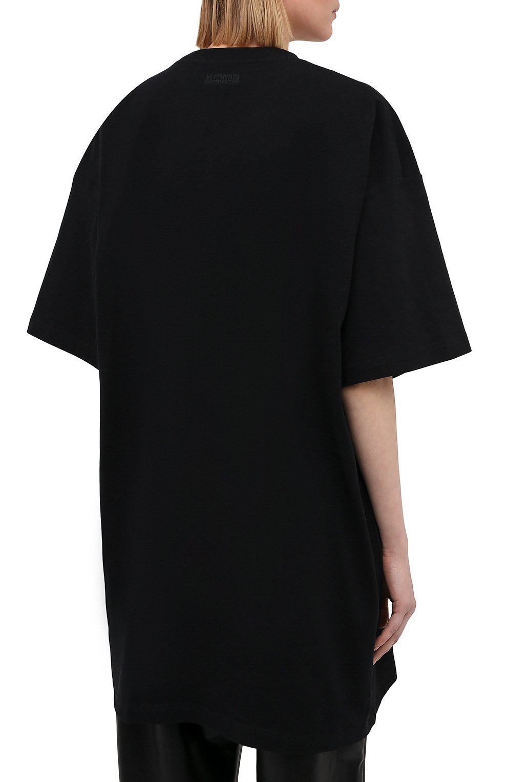 Хлопковая футболка VETEMENTS черного цвета по цене 29950 руб., арт. UE51TR340B 1611/W, фото 4 Хлопковая футболка VETEMENTS, арт. UE51TR340B 1611/W, фото 4